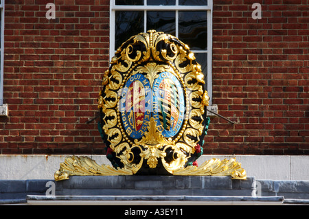 Vieux manteau d'armes en provenance de HMS Victory à Portsmouth Historic Dockyard UK maintenant rénové Banque D'Images
