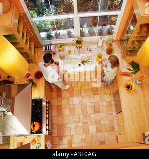 High angle view of a young couple couper des légumes dans la cuisine Banque D'Images
