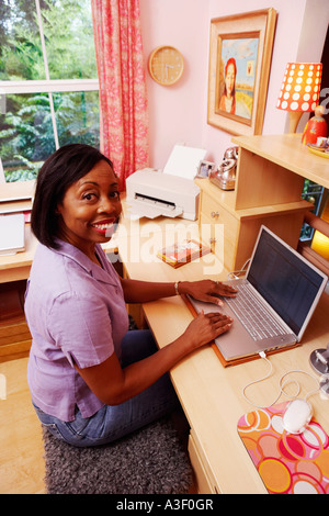 Portrait of a young woman smiling in conference room Banque D'Images