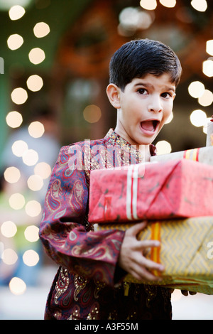 Close-up of a Boy holding deux cadeaux Banque D'Images