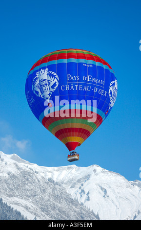 Chateau d'Oex vols en montgolfière au dessus d'une montagne enneigée ridge Banque D'Images