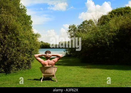 Man relaxing in countryside take it easy chilling out Banque D'Images