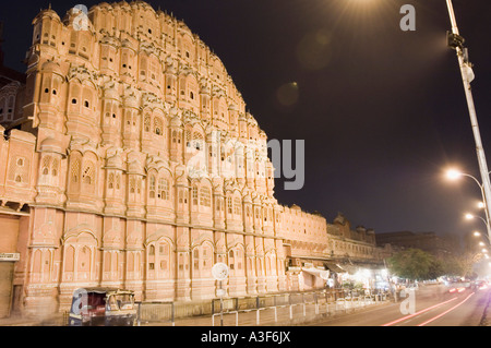 Low angle view of a Palace la nuit, Hawa Mahal, Jaipur, Rajasthan, Inde Banque D'Images