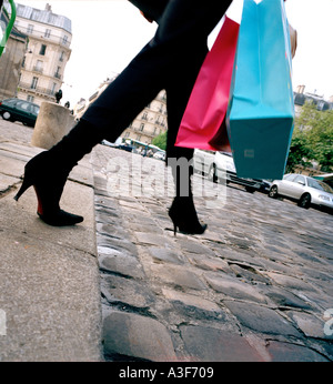 Femme en descendant de freiner à Paris with shopping bags Banque D'Images