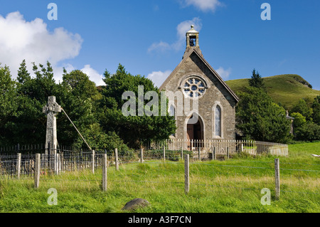 L'église du village d'Écosse église paroissiale et Croix celtique War Memorial Church Yard Kilmelford en Ecosse Banque D'Images