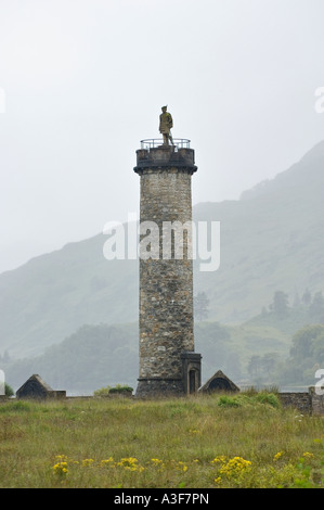 Glenfinnan Monument et brumes Hills Ecosse Glenfinnan Banque D'Images