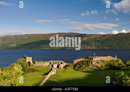 La fin de l'après-midi la lumière sur le château d'Urquhart et Près de Drumnadrochit Loch Ness en Écosse Banque D'Images