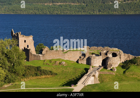 La fin de l'après-midi la lumière sur le château d'Urquhart et Près de Drumnadrochit Loch Ness en Écosse Banque D'Images