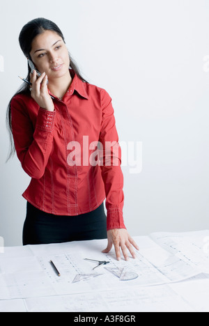 Female architect talking on a mobile phone Banque D'Images