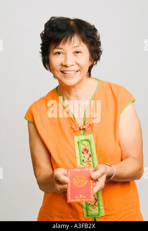 Portrait of a young woman holding a greeting card Banque D'Images