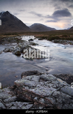 River Etive dans Glen Etive au coucher du soleil en Ecosse UK Banque D'Images