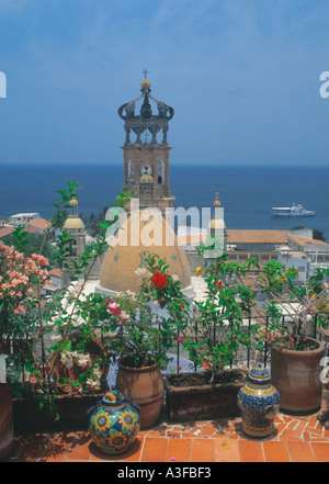 Église Guadalupe de balcon avec des fleurs en pot à Puerto Vallarta Mexique Banque D'Images