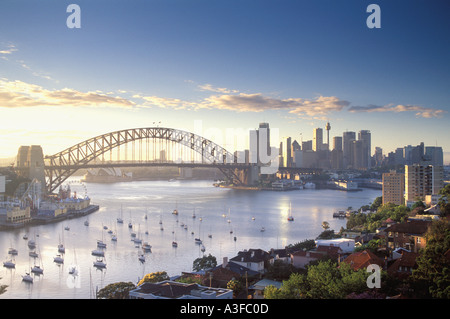 Sydney Harbour Bridge et sur les toits de la ville sur Lavender Bay de North Sydney avec Luna Park sur la gauche Banque D'Images