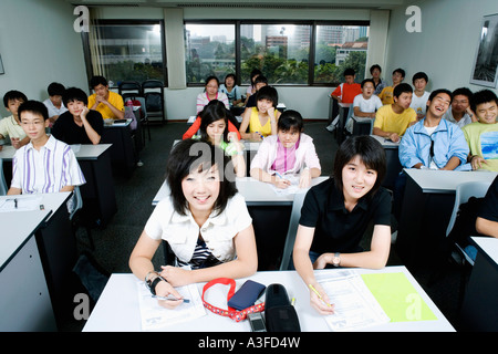 Portrait d'étudiants assis dans une salle de classe Banque D'Images