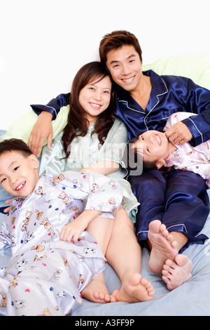 Portrait of a young woman smiling avec leurs enfants sur le lit