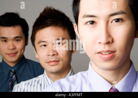 Portrait de trois hommes d'affaires dans une rangée Banque D'Images