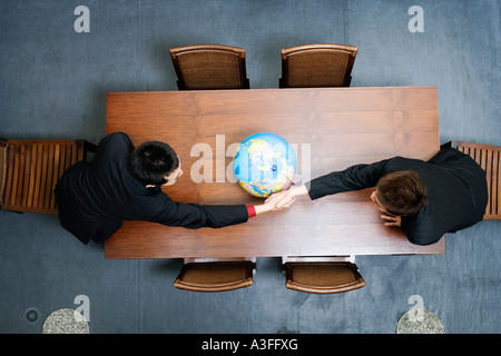 High angle view of two businessmen shaking hands Banque D'Images