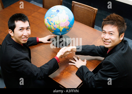 Portrait de deux businessmen shaking hands Banque D'Images