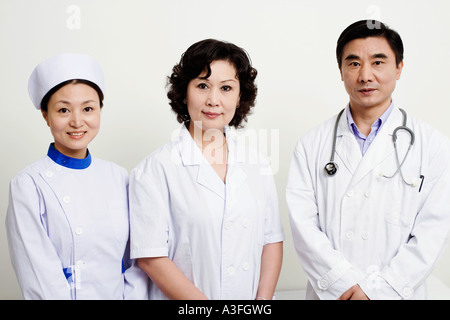 Portrait d'un homme médecin et une femme médecin avec une infirmière Banque D'Images