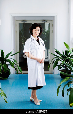 Portrait of a female doctor standing Banque D'Images