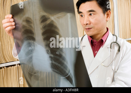 Close-up d'un médecin à la radiographie d'une Banque D'Images