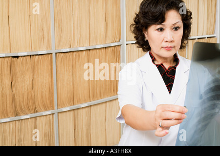 Close-up d'une femme médecin à la radiographie d'une Banque D'Images