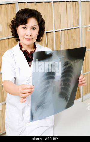 Portrait of a female doctor holding une radiographie Banque D'Images