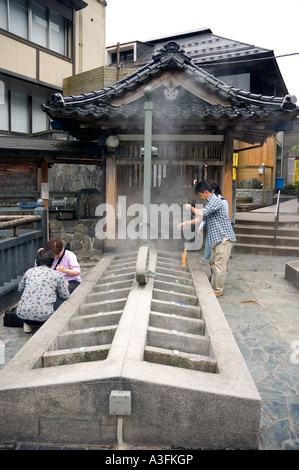 Aroma, Hyogo, Japon, les gens qui mettent des oeufs dans la source chaude de printemps Banque D'Images