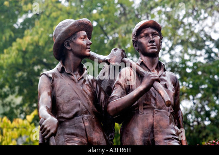 USA Missouri MO Hannibal l'enfance ville de Destouches alias Mark Twain statue de Huckleberry Finn et Tom Sawyer Banque D'Images