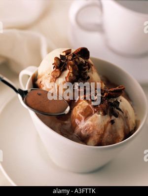 Une tasse de crème glacée et sauce au chocolat Banque D'Images