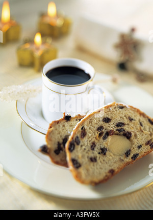 Stollen gâteau et du café noir dans une table de noël editorial food Banque D'Images