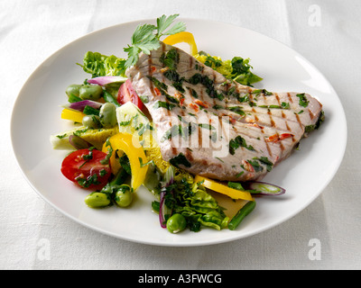 Une assiette de salade de thon avec l'alimentation éditoriale Banque D'Images