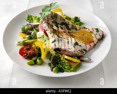 Une assiette de salade steak de thon avec l'alimentation éditoriale Banque D'Images