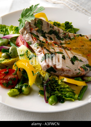 Une assiette de salade steak de thon avec l'alimentation éditoriale Banque D'Images