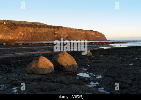 Marée basse à Robin Hoods Bay à la vague sur plateau de coupe vers Ness Point à l'extrémité nord de la baie appelée aussi joue du Nord Banque D'Images