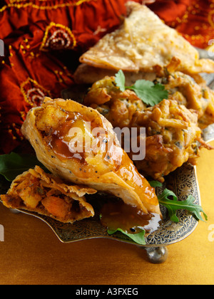 Samosas indiens et bhajis avec Chutney de mangues editorial food Banque D'Images