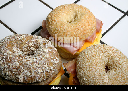 Le bagel est devenu plus que juste le traditionnel pain juif Banque D'Images