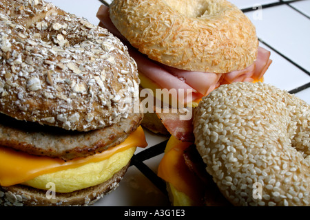 Le bagel est devenu plus que juste le traditionnel pain juif Banque D'Images