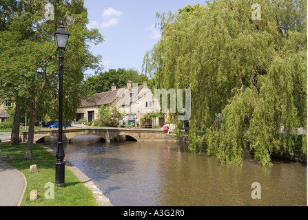 La rivière Windrush qui traverse le Musée de l'automobile dans le village de Cotswold Bourton On The Water, Gloucestershire Banque D'Images