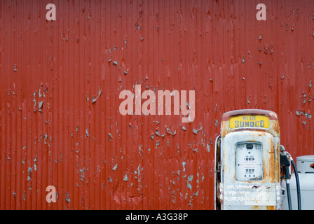 Blue Sunoco gas pump contre mur rouge Banque D'Images
