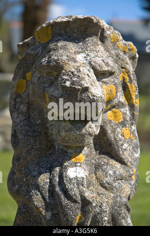 Un ancien lions head sculpture à pengersick château à Cornwall, Angleterre Banque D'Images