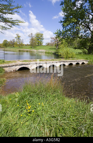 Bridge et Ford à travers le ruisseau de Sherborne au Cotswold village de Sherborne, Gloucestershire Banque D'Images