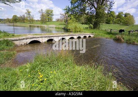 Bridge et Ford à travers le ruisseau de Sherborne au Cotswold village de Sherborne, Gloucestershire Banque D'Images