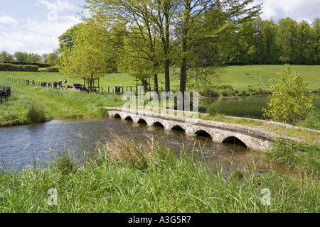 Bridge et Ford à travers le ruisseau de Sherborne au Cotswold village de Sherborne, Gloucestershire Banque D'Images