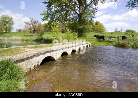 Bridge et Ford à travers le ruisseau de Sherborne au Cotswold village de Chepstow Gloucestershire Banque D'Images