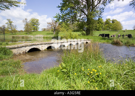 Bridge et Ford à travers le ruisseau de Sherborne au Cotswold village de Chepstow Gloucestershire Banque D'Images