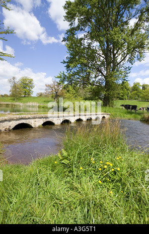 Bridge et Ford à travers le ruisseau de Sherborne au Cotswold village de Chepstow Gloucestershire Banque D'Images