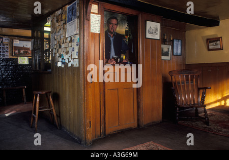 Village anglais pub intérieur Royaume-Uni. Le propriétaire Ian McCauley en fait la sourde oreille au publicain. The Bell, Aldworth, Berkshire, Angleterre 1990s 1992 HOMER SYKES Banque D'Images