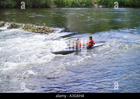 Les canoéistes les rapides sur la rivière Wye à Symonds Yat, Gloucestershire Banque D'Images