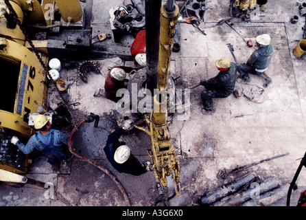 Compte tenu de la tête : plus de six travailleurs de l'industrie du pétrole et du gaz d'une foret de directeurs d'énormes en place sur une plate-forme pétrolière dans le golfe du Mexique. Banque D'Images